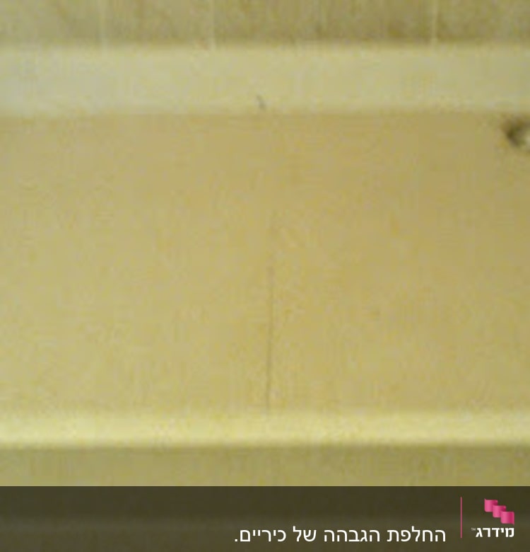 משטח שיש מלבני עם חור בפינה